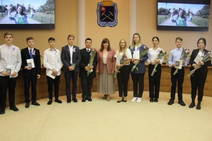 В рамках акции «Я — гражданин России» 11 юным подольчанам выдали паспорта