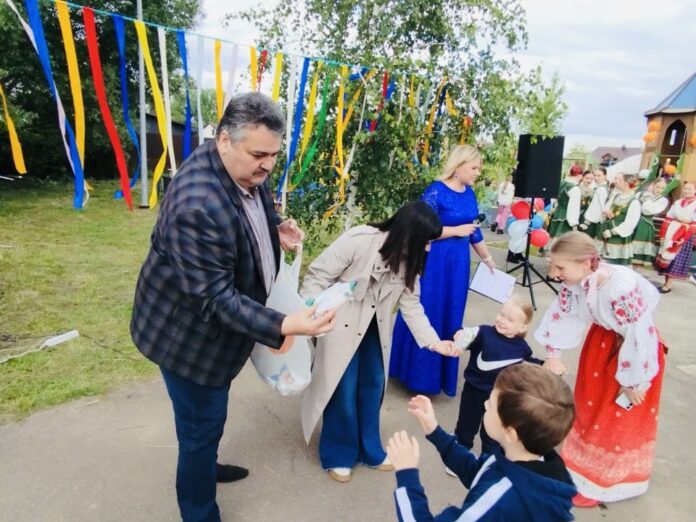 Партийцы Подольска организовали праздник для жителей деревни Бережки