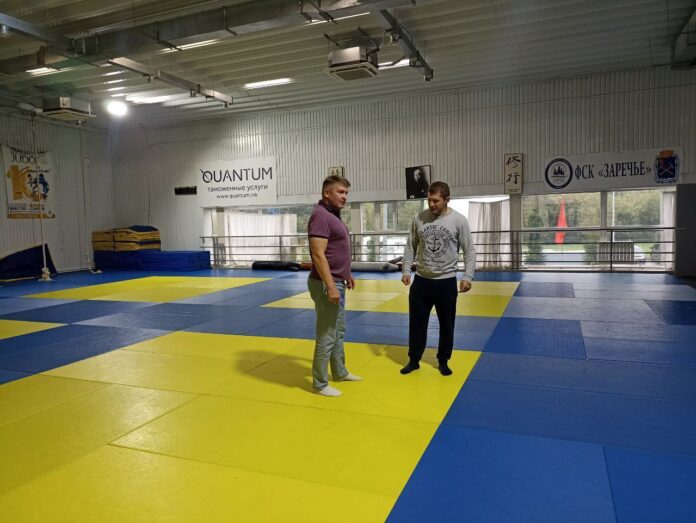 Депутат Александр Дудкин осмотрел зал борьбы МБУ ФСК «Заречье»