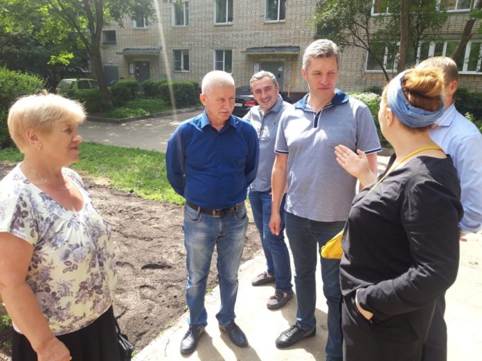 Работы по благоустройству территорий, а также ремонту лицея проинспектировали в микрорайоне Климовск