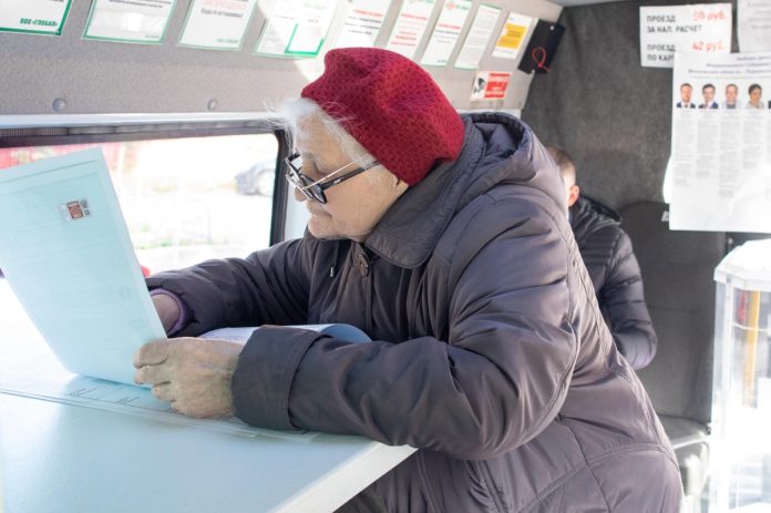 На выездном избирательном участке проголосовали жители поселка Стрелковской фабрики