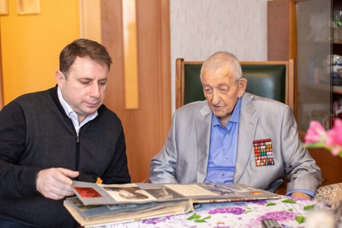 С днем рождения поздравил ветерана Георгия Михайловича Баранова глава муниципалитета