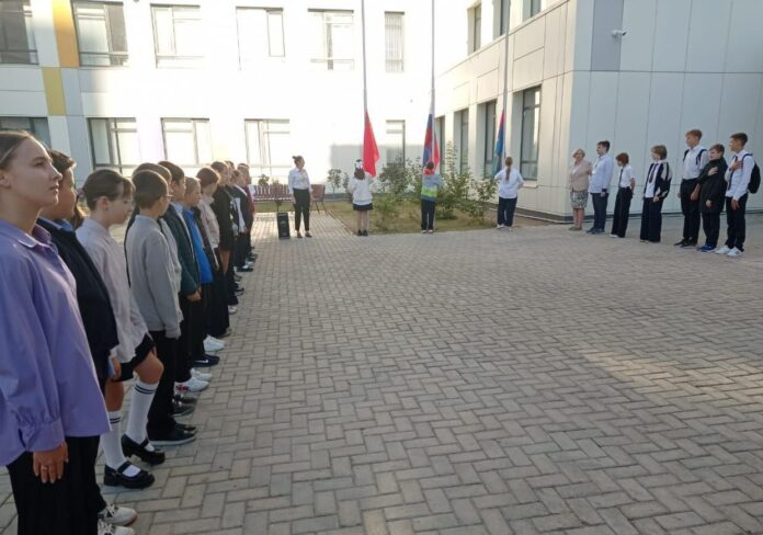 Депутат горокруга Подольск приняла участие в торжественном поднятии флага