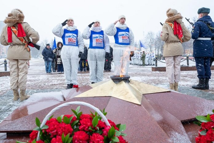 Состоялось возложение цветов к Вечному огню в Городском округе Подольск, посвященное 80-летию Вяземской воздушно-десантной...