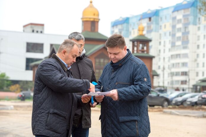 Глава округа проконтролировал ход работ по благоустройству территории около станции Силикатная