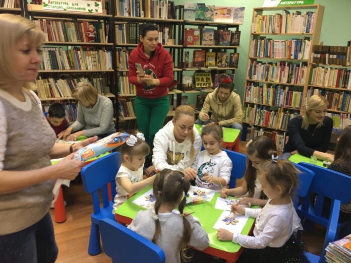 «День новогодних затей» прошел в библиотеке №24