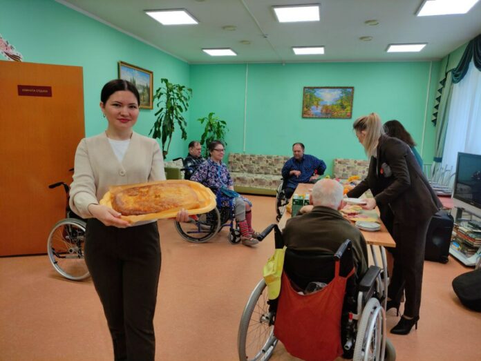 Участник праймериз «Единой России» Ольга Сухарева помогла в организации праздника для пенсионеров и инвалидов...
