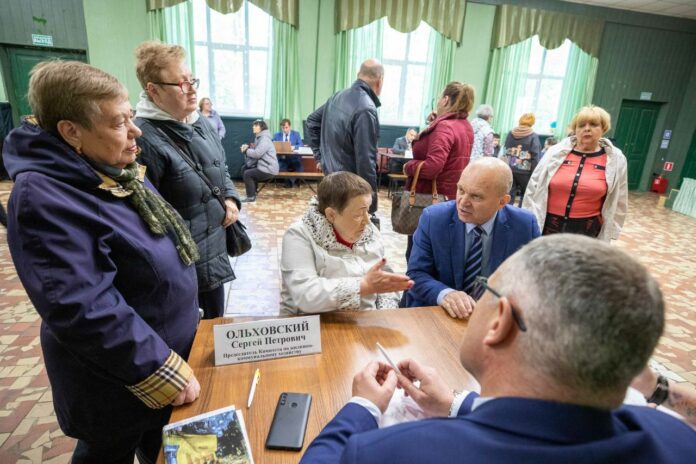 «Выездная администрация» отработала в микрорайоне Восточный