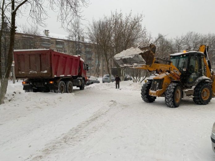 Уборка от снега дворовых территорий Городского округа Подольск ведется с утра субботы