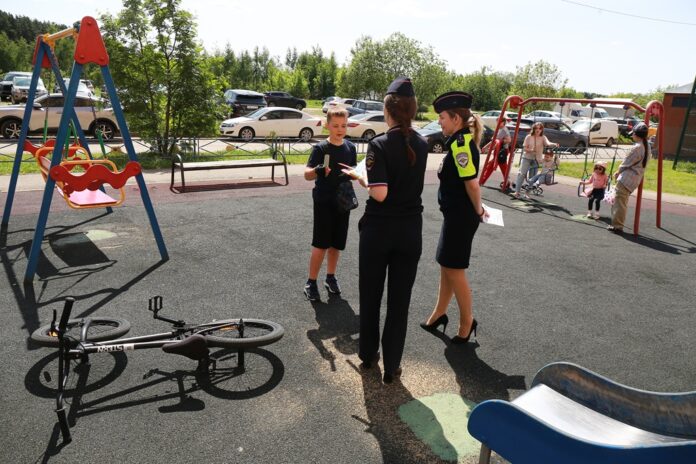 Автоинспекторы и провели акцию «Безопасный двор» в многоквартирном жилом комплексе