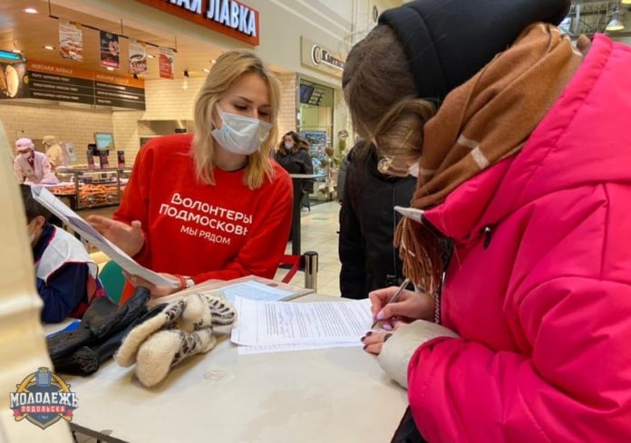Волонтеры Большого Подольска помогают в пункте вакцинации в гипермаркете «Глобус»