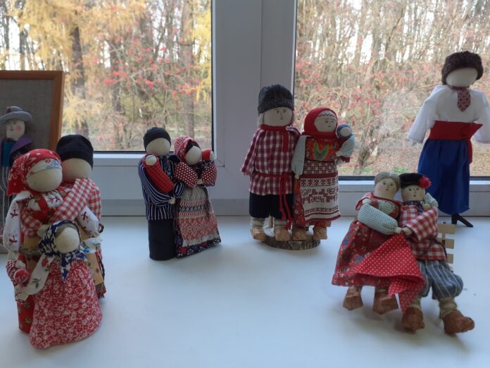 В Дубровицкой библиотеке открылась авторская выставка «Кукольный народ»