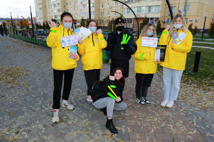 Тематическую акцию «Засветись!» организовали сотрудники Госавтоинспекции  и волонтёры молодежных формирований