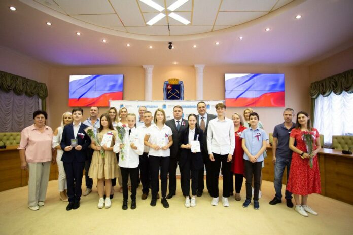 Дмитрий Жариков в День флага России вручил паспорта семи юным жителям Подольска