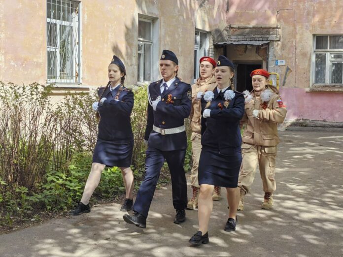 В преддверии Дня Победы партийцы Подольска навестили ветерана Великой Отечественной войны и организовали парад...