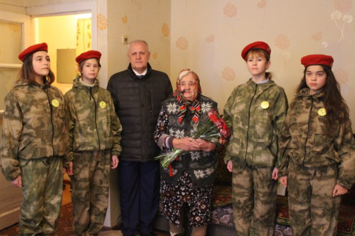 Труженица тыла 4 декабря принимала поздравления с 78-й годовщиной начала контрнаступления советских войск в...