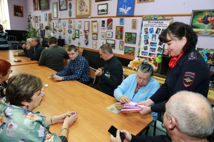 В  городском округе Подольск автоинспекторы организовали встречу с членами Всероссийского общества инвалидов