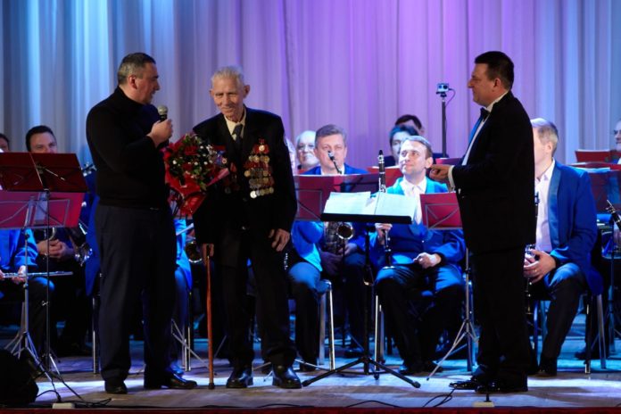 Ветерану Великой Отечественной войны Валерию Павловичу Репину вручили знак «За заслуги перед городом» I...