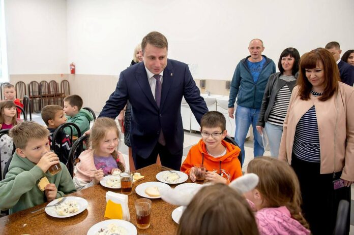Дмитрий Жариков посетил детско-юношеский оздоровительный центр «Ромашка»