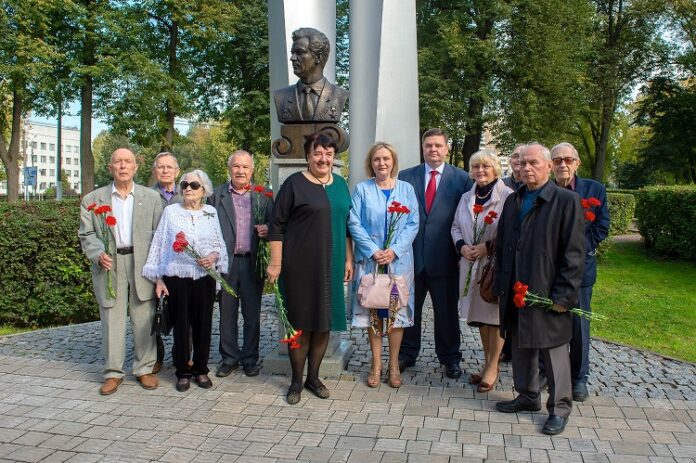 Глава муниципалитета Николай Пестов принял участие в возложении цветов к памятнику главному конструктору ОКБ...