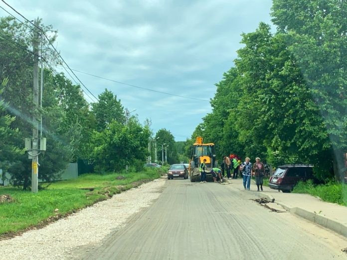 Работы по ремонту асфальтового покрытия ведутся в Климовске