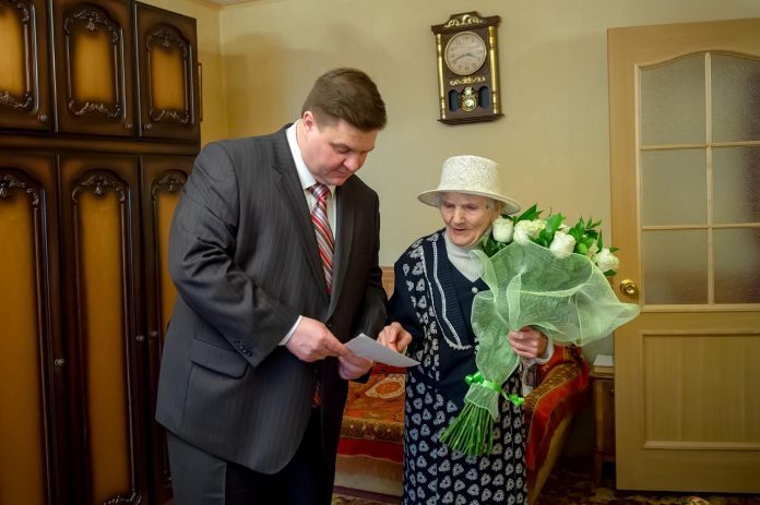 Подольчанку Надежду Макаровну Алдошину поздравил с юбилеем Николай Пестов