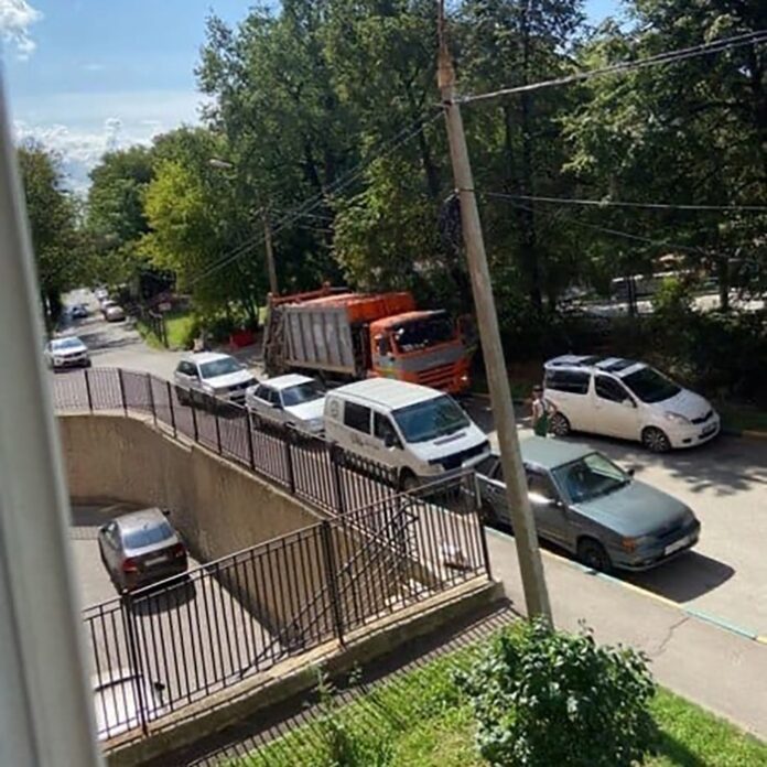 Стоянку автомобилей запретят на Больничном проезде в микрорайоне Климовск