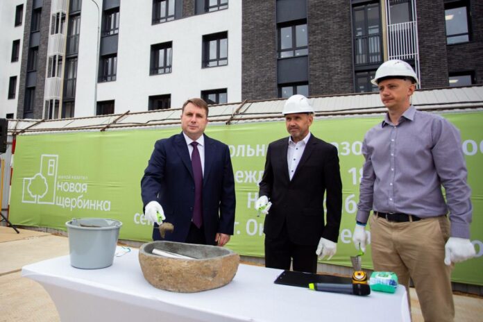 Памятную капсулу для потомков заложили в фундамент нового детсада в Подольске