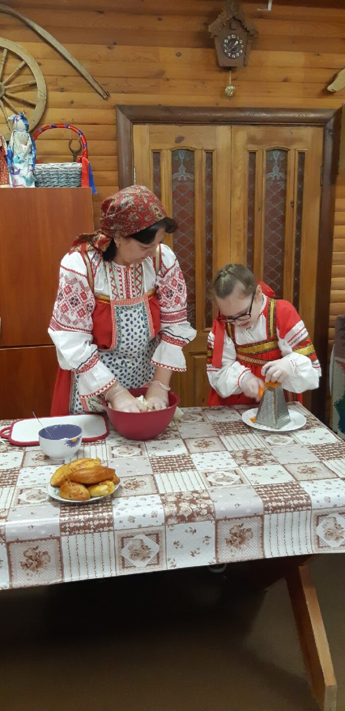 Подольчане квасили капусту в рамках фольклорного мероприятия школы «Моя Русь»