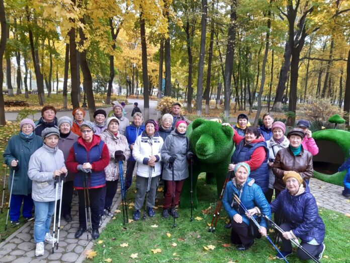 В парке им. Талалихина проходят занятия по скандинавской ходьбе бесплатно