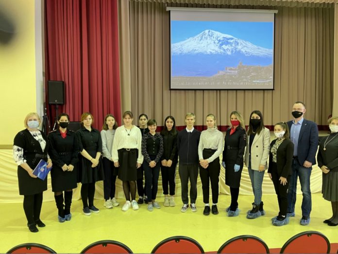 В Подольске полицейские совместно с общественниками провели акцию «Знаешь – значит защищен!»