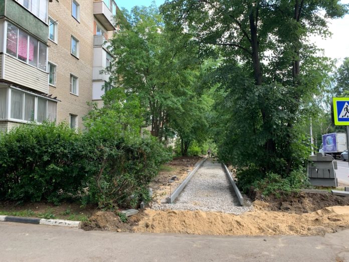 Возобновились работы по строительству тротуара на ул. Ленина в Климовске