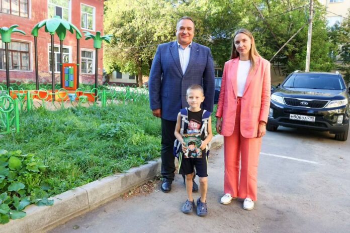 Первоклассникам из малообеспеченных семей горокруга Подольск вручили их первые школьные рюкзаки