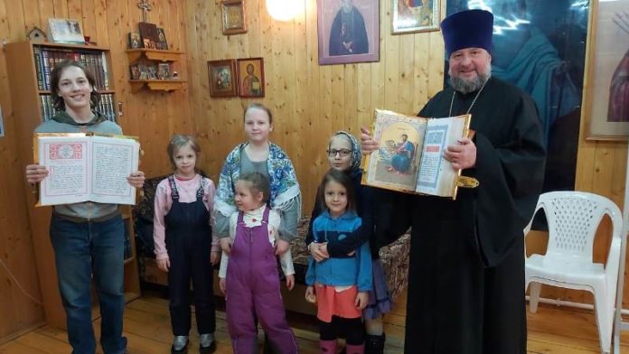 Настоятель Благовещенского храма провел занятия с учениками воскресной школы 14 марта