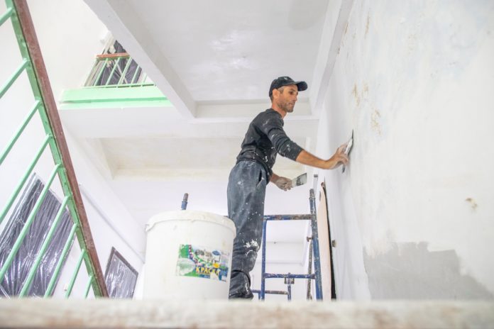 Продолжается ремонт подъездов в Большом Подольске