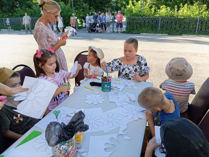 В горокруге Подольск в сквере перед Домом культуры «Металлург» прошла игровая программа «Ромашковое счастье»,...