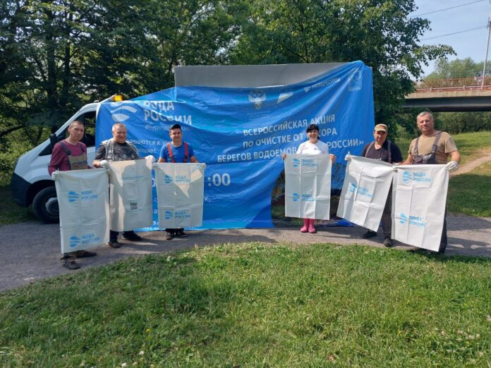 В Подольске 26 июня на этапе акции «Вода России» провели очистку берега реки Десны от...