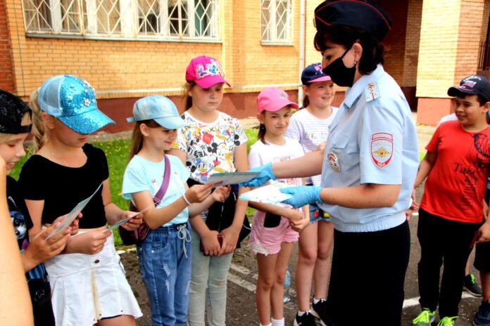 Госавтоинспекторы провели тематическое занятие «День рождения светофора» со школьниками в Подольске