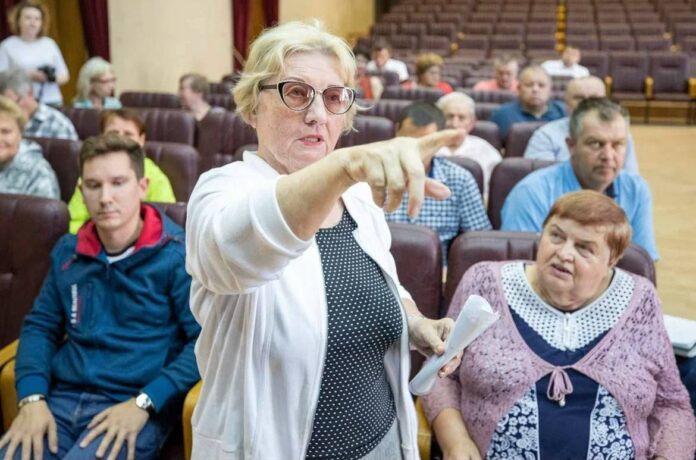 Партийцы встретились с жителями микрорайона Климовск