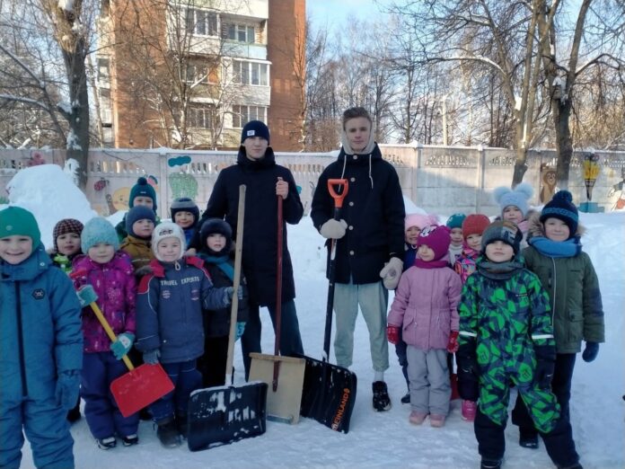 Студенты колледжа построили снежную горку для детского сада