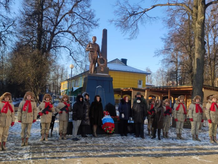 В Городском округе Подольск 5 декабря возложили венки и цветы к монументам и памятникам