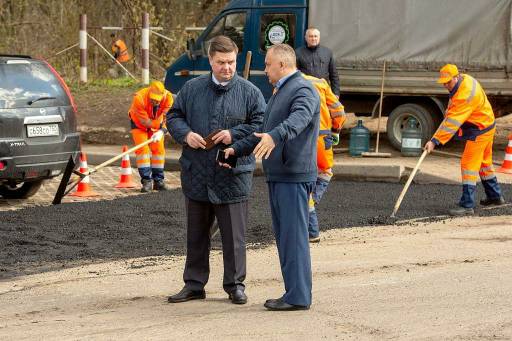 Глава муниципалитета Николай Пестов проверил ход работ по ремонту дорожного полотна на городских улицах...