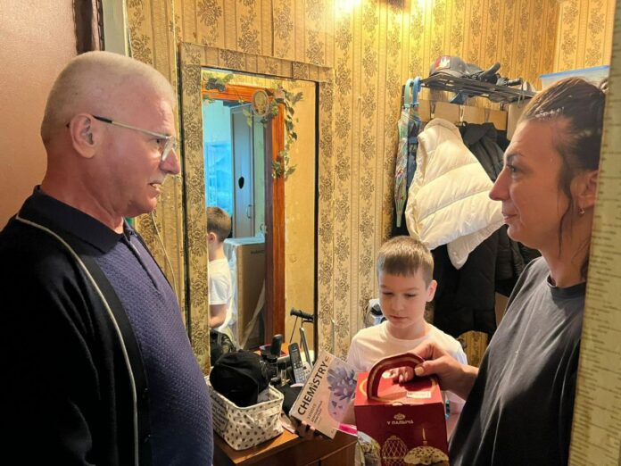 Депутат Мособлдумы навестил семью военнослужащего из Подольска