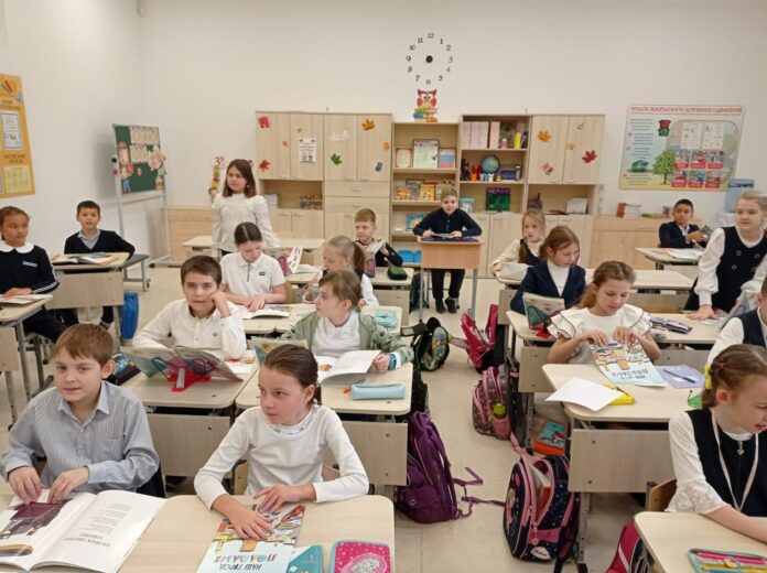 Депутат «Единой России» принял участие в передаче книжных изданий «Наш город Подольск» учащимся начальных...