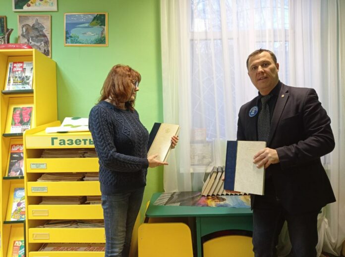 Депутат фракции «Единая Россия» принял участие в организации патриотической акции «Знания детям»