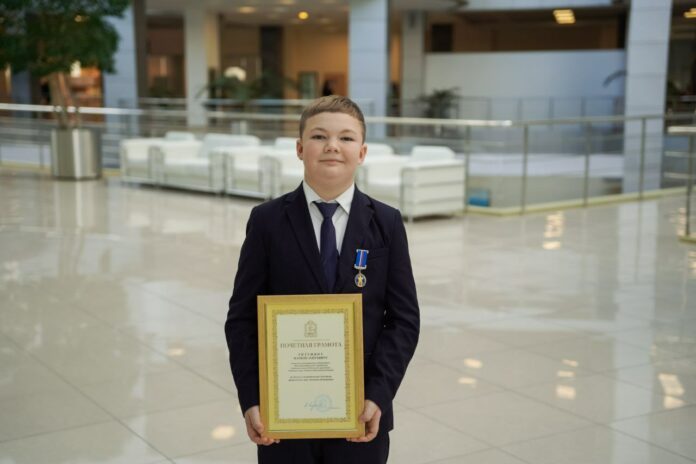 Подольскому гимназисту вручили медаль за мужество при спасении людей