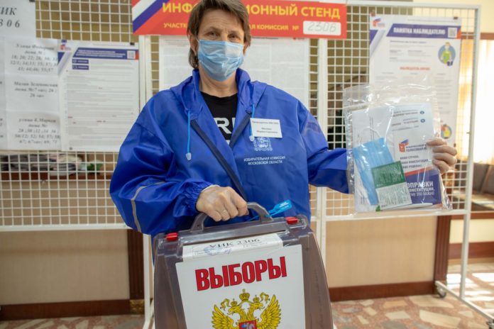 Процесс голосования по вопросу одобрения изменений в Конституцию РФ на дому сопровождается строгими санитарными...