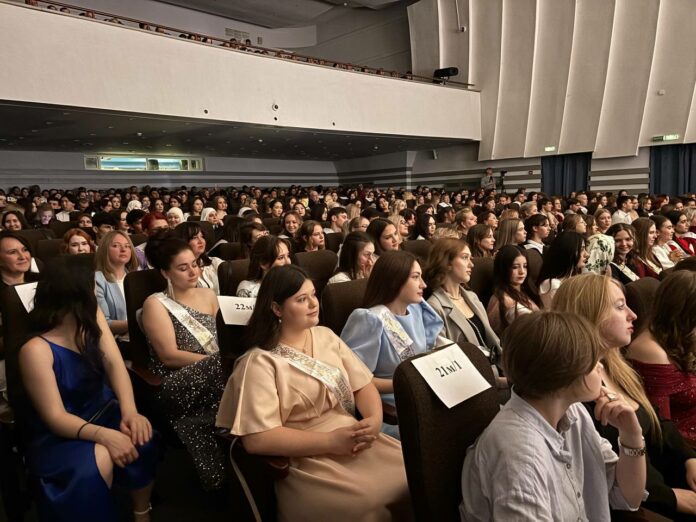 В ДК «Октябрь» вручили дипломы выпускникам колледжа «Знание»