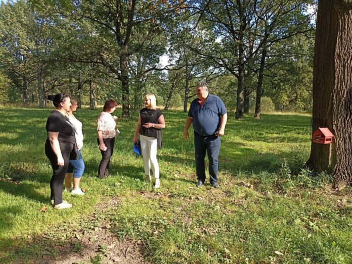 Партийцы проверили состояние лесной полосы в микрорайоне Климовск по ул. Революции