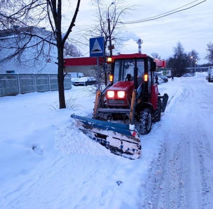 Дороги местного значения в микрорайоне Львовский очищены от снега на 90%